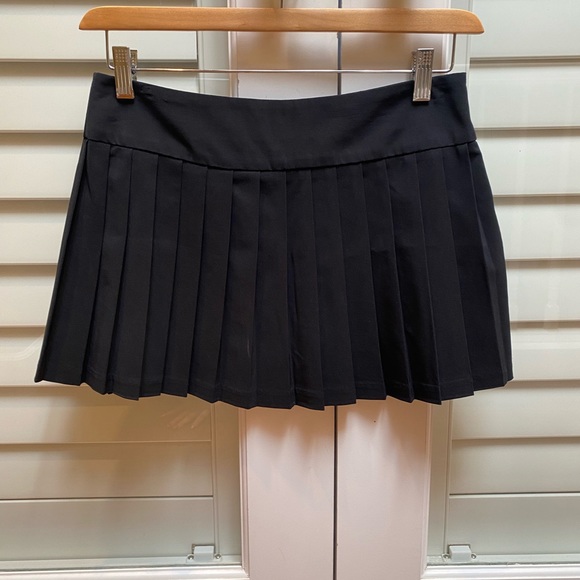 🖤 Black Pleated Mini Skirt 🖤 - Picture 1 of 6